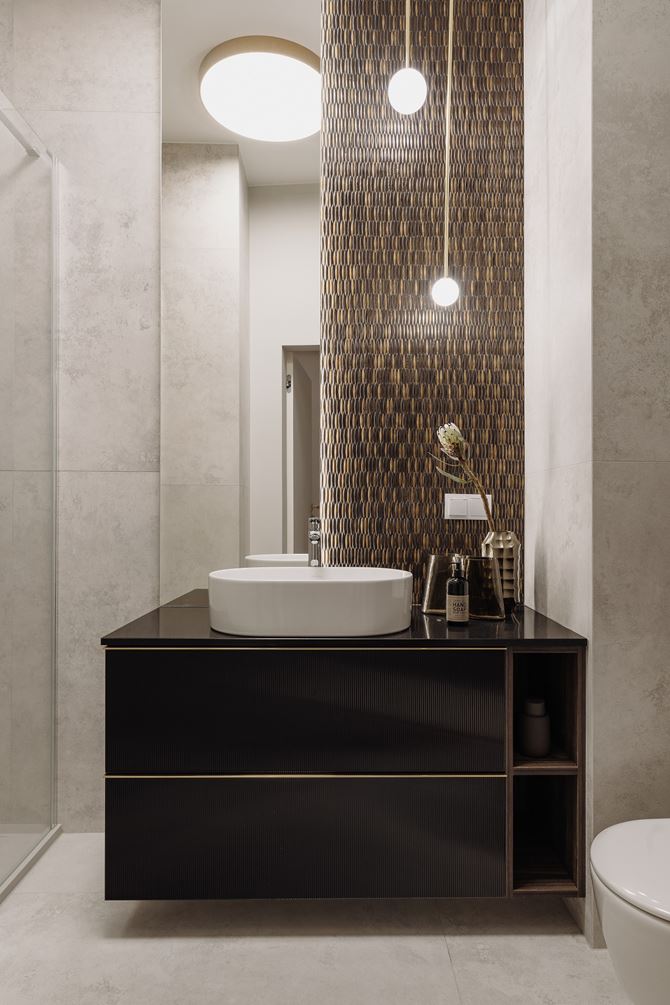 Łazienka z błyszczącymi, brązowymi kaflami w projekcie KODO