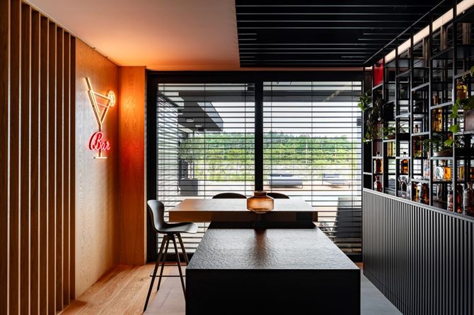 Prywatny bar w domu utrzymany w czerni, projekt pracownia14