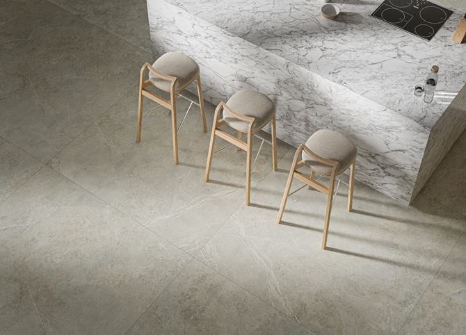 Podłoga w kuchni z wyspą w szarym kamieniu