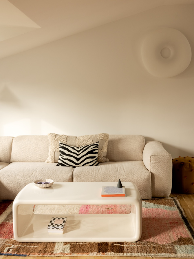 Projekt salonu z beżową sofą autorstwa Fuga Architekci