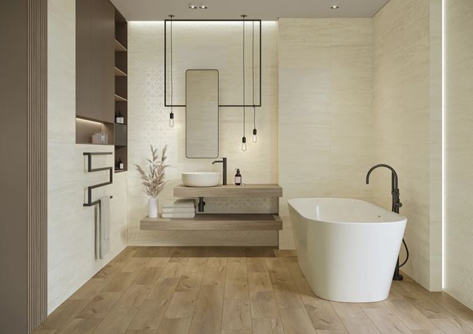 Kremowa łazienka z drewnianą podłogą