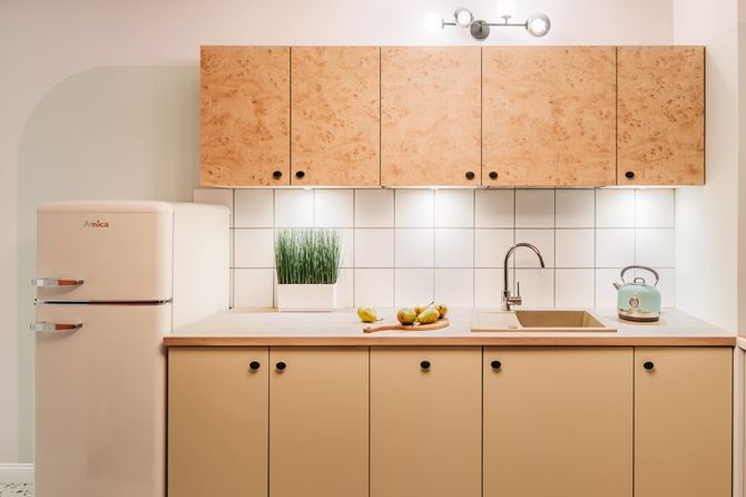 Nowoczesna kuchnia z dekorami Woodeco Art Deco PD7088, Kaszmirowy Beż PU1506, projekt Leydo Tandem Studio