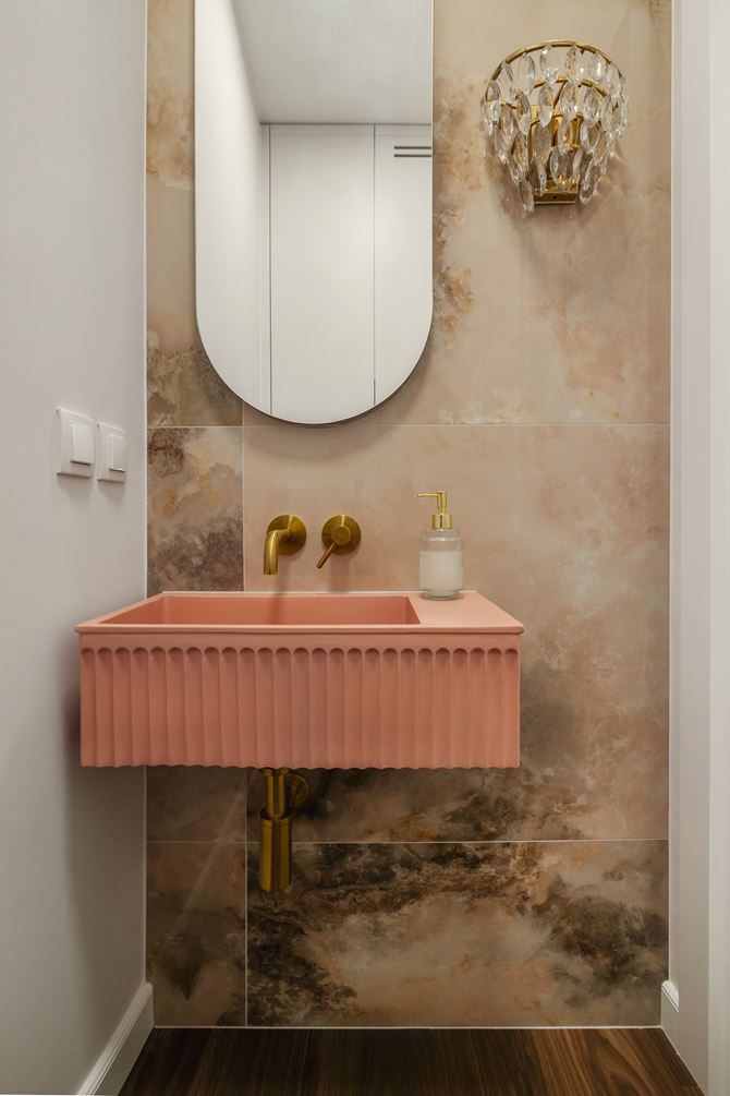 Płytki imitujące kamień i koralowa umywalka w projekcie Decoroom