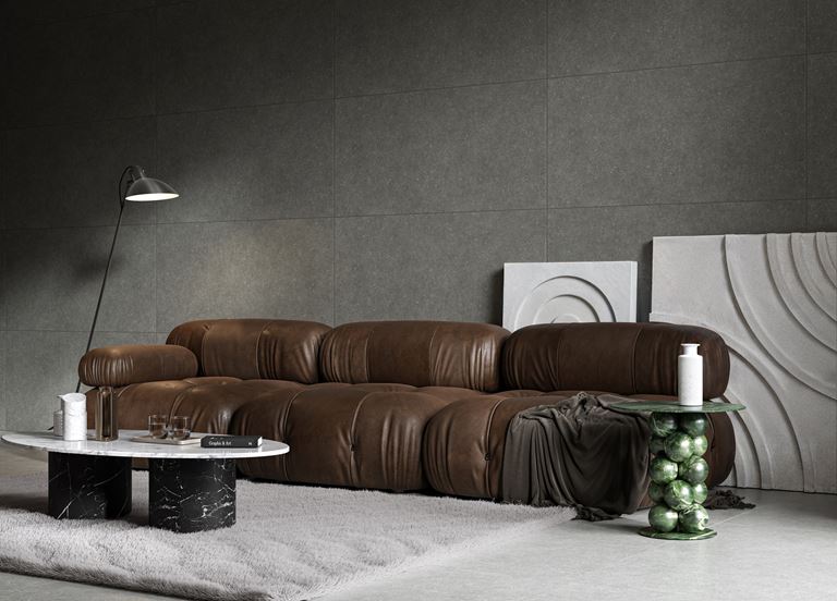 Szary salon z brązową sofą