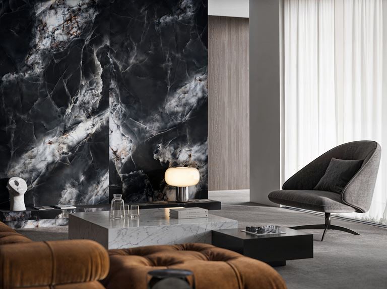 Ściana w salonie w wielkoformatowym marmurze