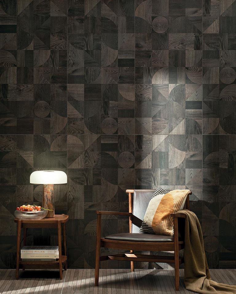 Salon z drewnianą ścianą