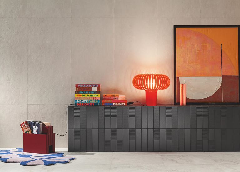 Ciemne cegiełki i jasny beton w salonie