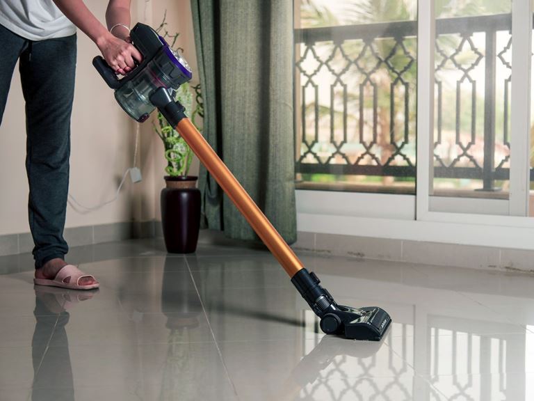 Jak wybrać odkurzacz domowy? Przegląd rodzajów i najnowszych technologii