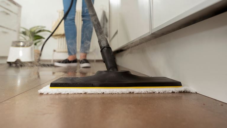 Sprzątanie mopem parowym – czy warto? Poznaj najważniejsze zalety