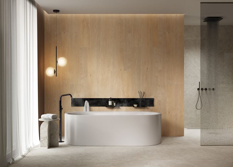 Beżowe drewno w łazience z wanną wolnostojącą i kabiną walk-in