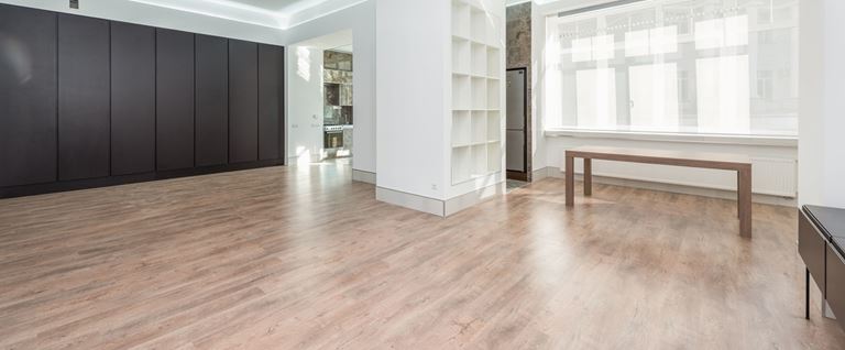 Panele laminowane czy winylowe? Kompleksowe porównanie, wady i zalety