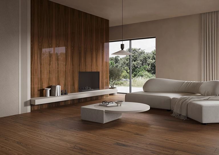 Polerowane i matowe drewno w salonie z jasnym wypoczynkiem