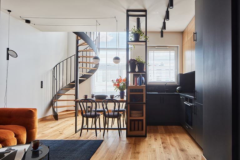 Salon w stylu loft – aranżacje od polskich pracowni. Beton, cegła i metal