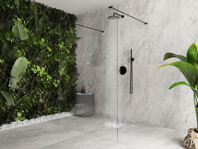 Szary kamień i roślinne akcenty w łazience z kabiną walk-in