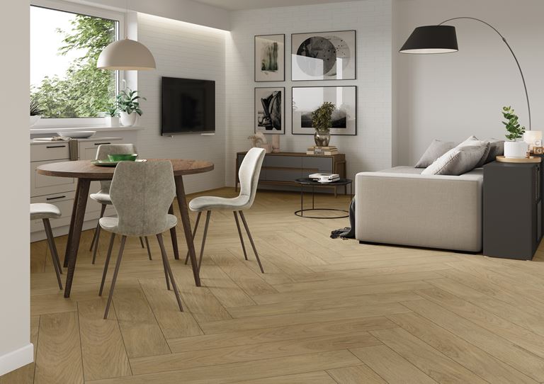 Jasna jadalnia w salonie z podłogą w brązowej jodełce