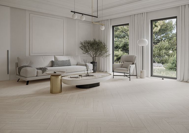 Biało-kremowy salon w drewnie
