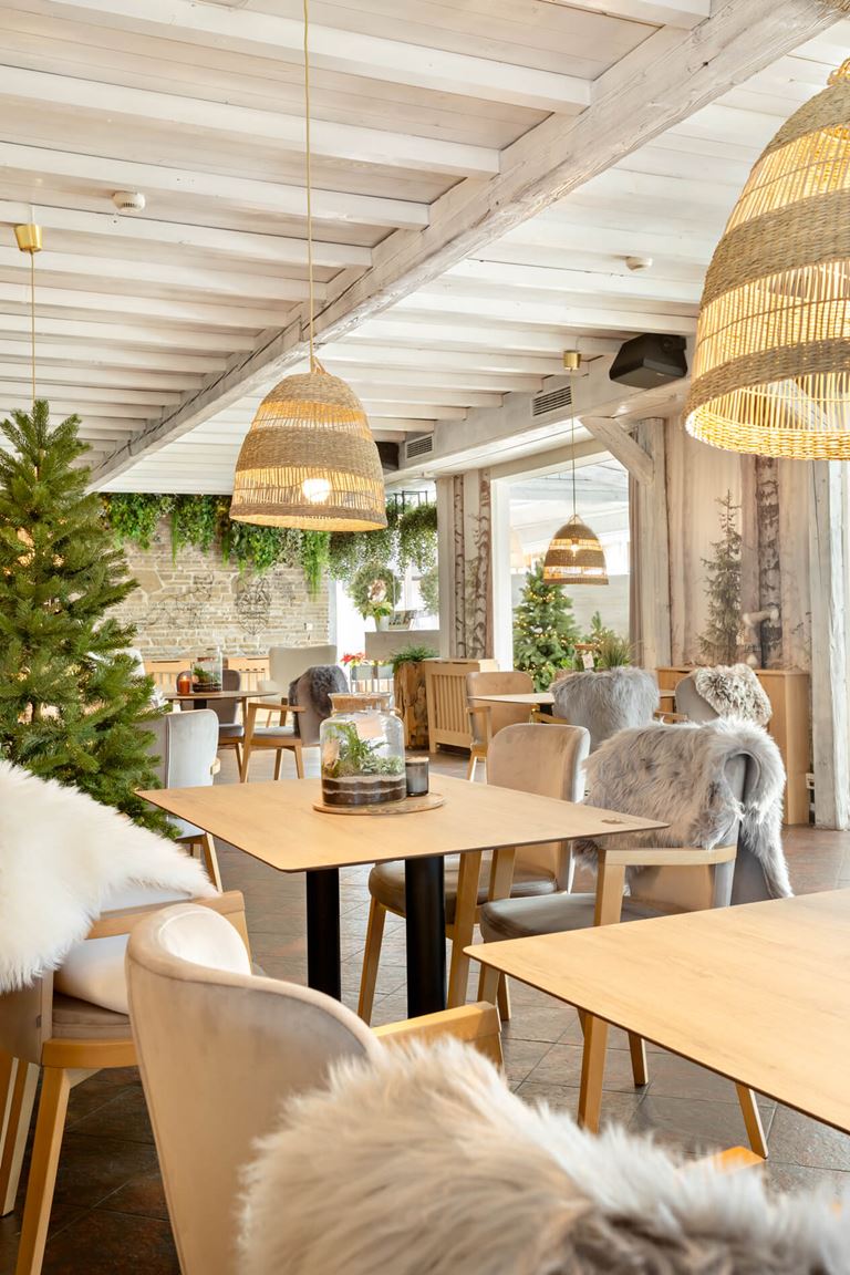 Aranżacja restauracji z białym drewnem na suficie
