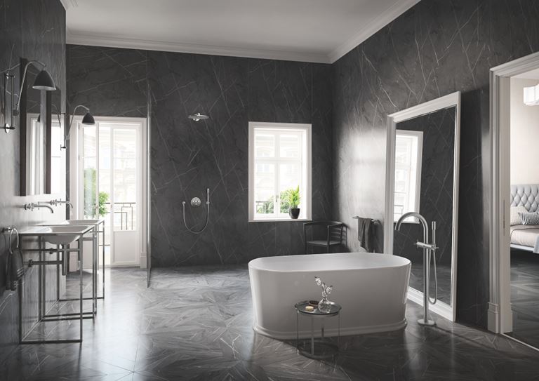 Aranżacja szarej łazienki w stylu glamour