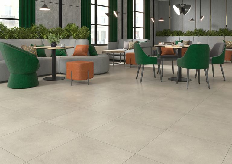 Przestrzeń restauracyjna z beżową podłogą