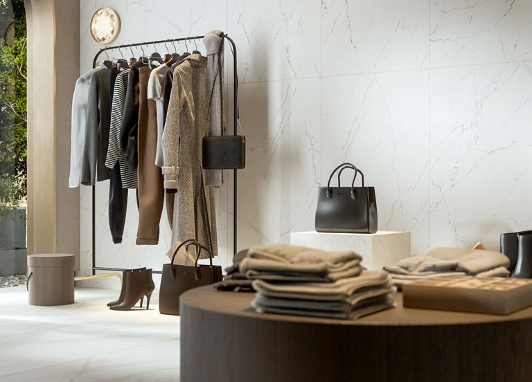 Białe płytki z serii Cerrad Calmness w wykończeniu ściany w butiku