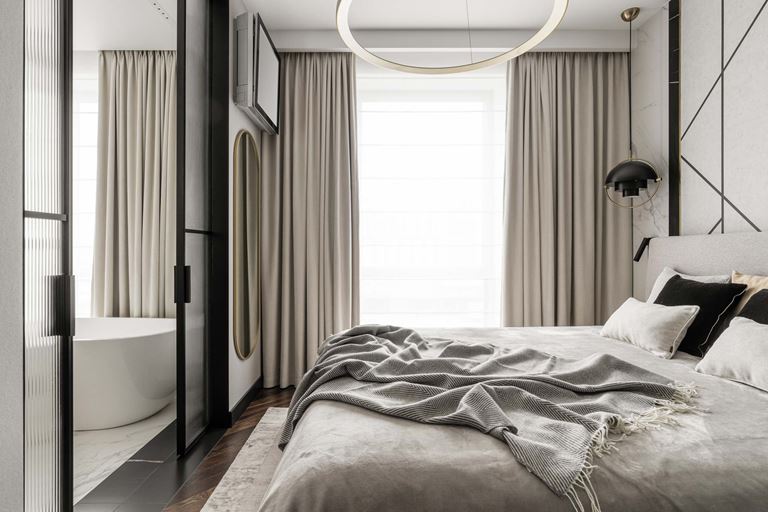 Szara sypialnia z prywatną łazienką 