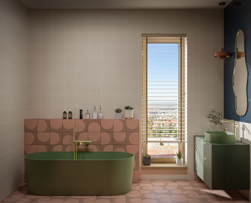 Geometryczne akcenty w kolorowej łazience z wanną wolnostojącą