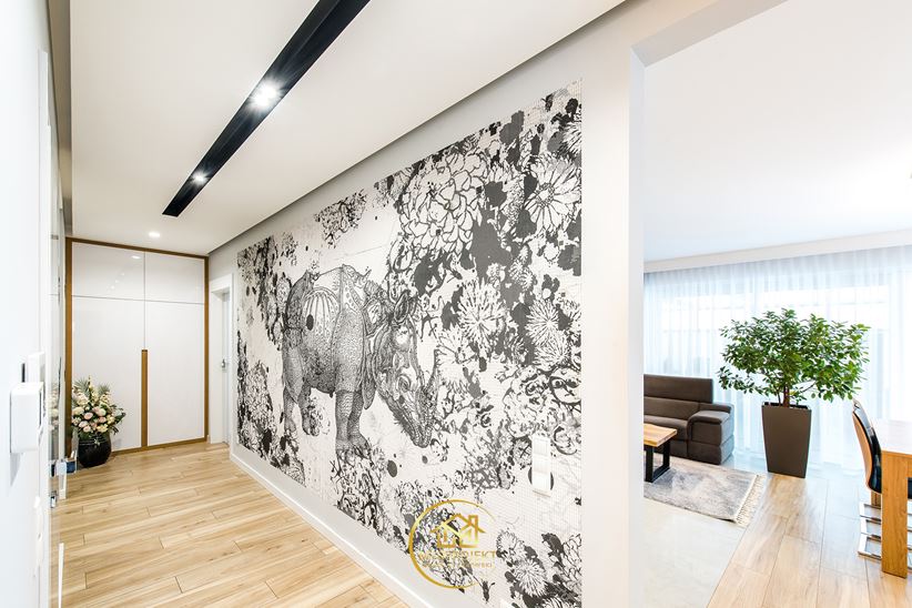 Przedpokój z tapetą z motywem nosorożca