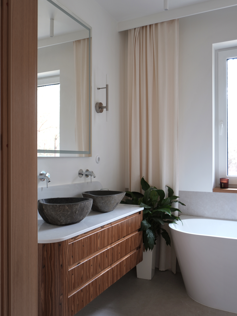 Łazienka z rustykalnymi umywalkami z kamienia