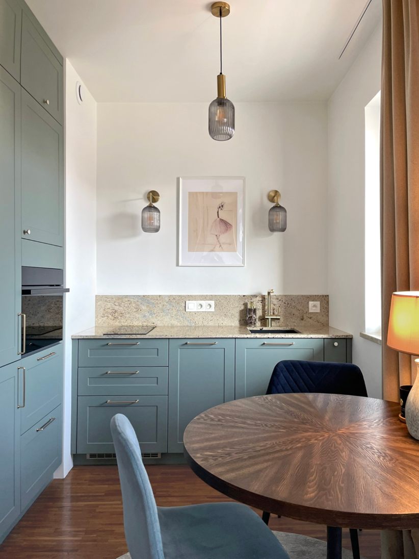 Mała, miętowa kuchnia bez wiszących szafek