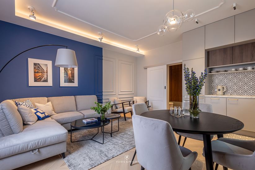 Elegancki salon ze sztukaterią i jodełką