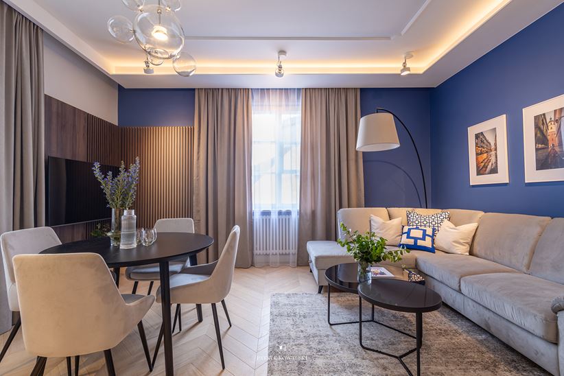 Elegancki salon ze sztukaterią i jodełką