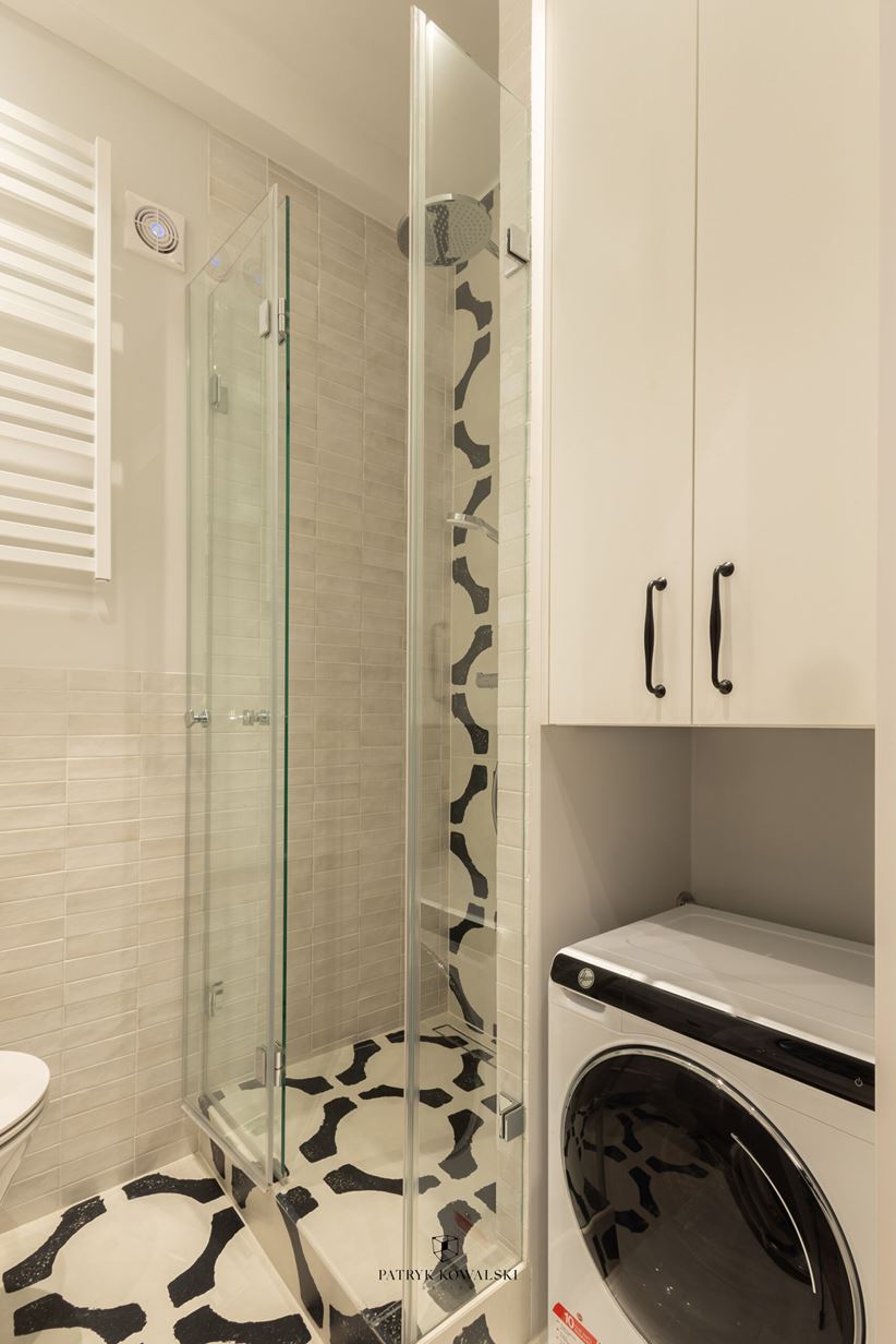 Niewielka łazienka z biało-czarnym wzorem na podłodze