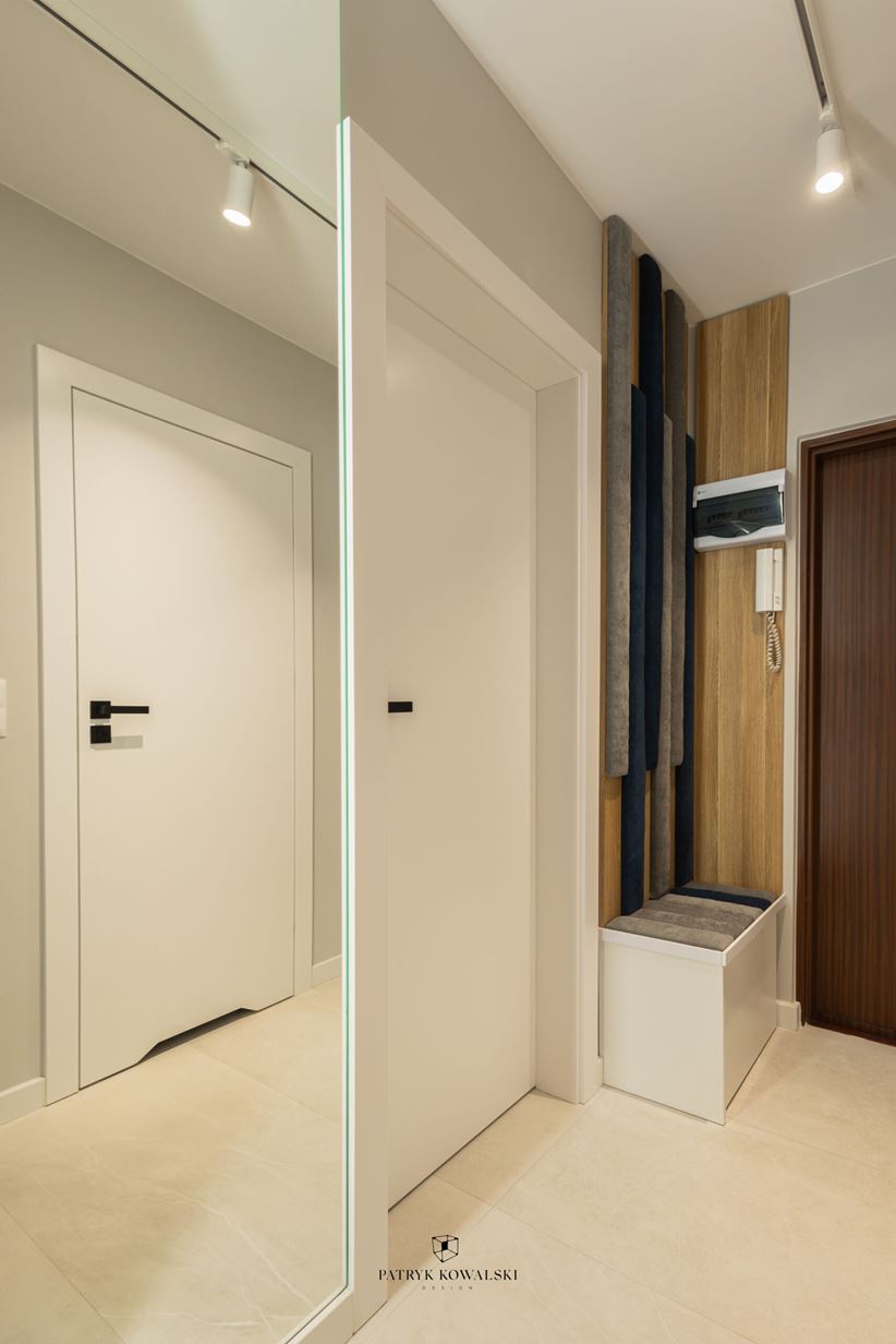 Przedpokój z ciekawym panelem tapicerowanym przy siedzisku