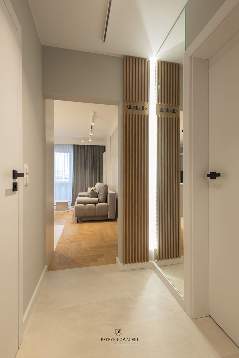 Przedpokój z lustrzaną szafą