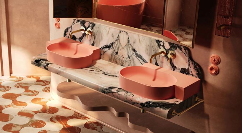 Różowe umywalki nablatowe w łazience z kamiennym blatem