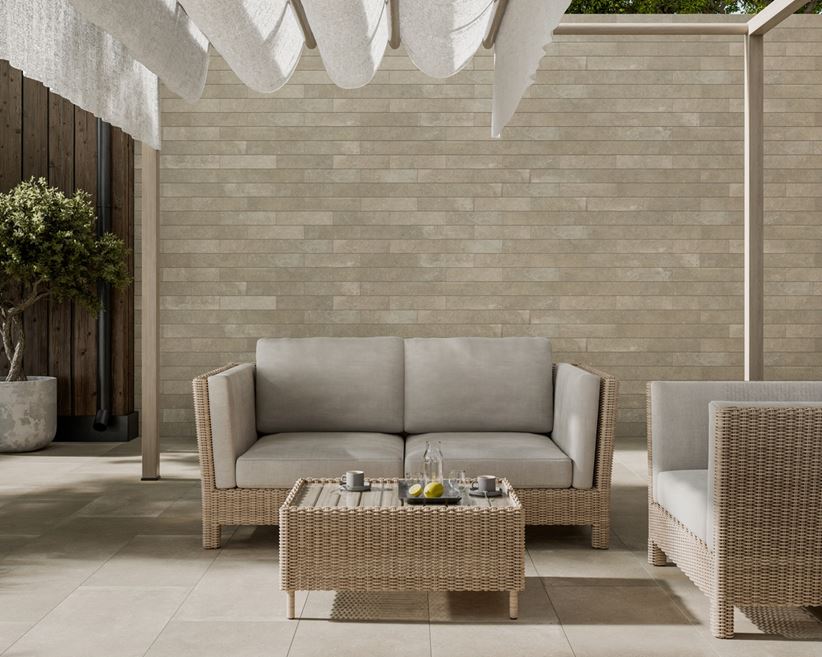 Jasne cegiełki na ścianie na tarasie