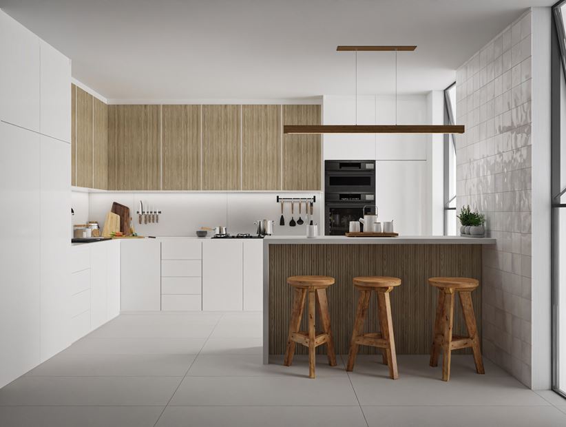 Kuchnia z biało-brązową zabudową i szarą podłogą