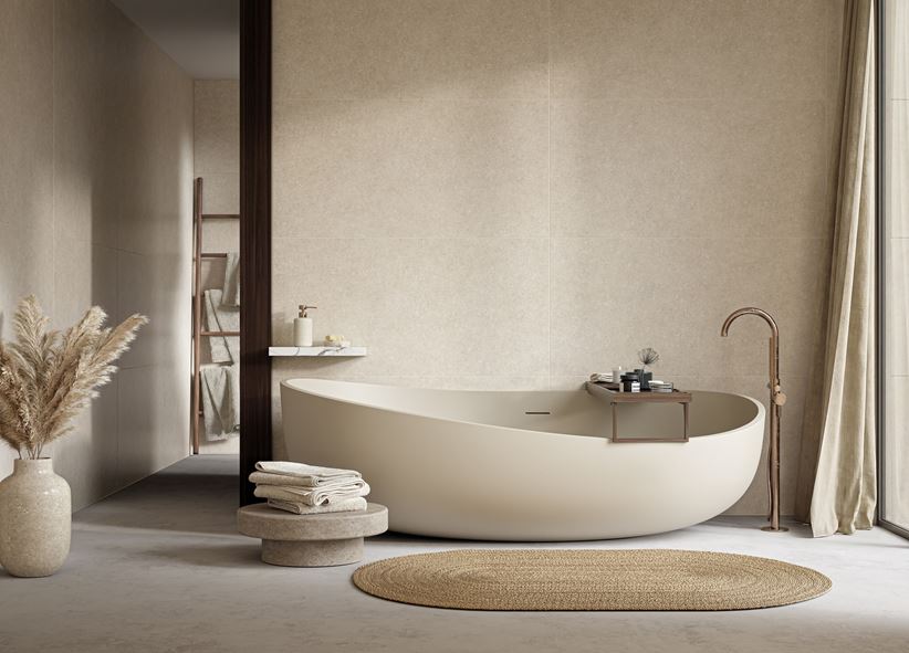 Beżowa łazienka z dużą wanną wolnostojącą
