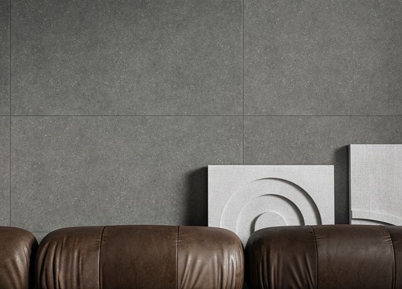 Ciemnoszare płytki w aranżacji ściany w salonie