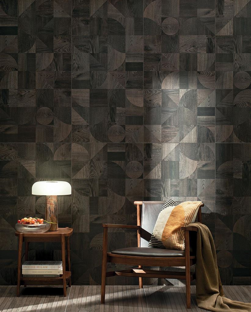 Salon z drewnianą ścianą