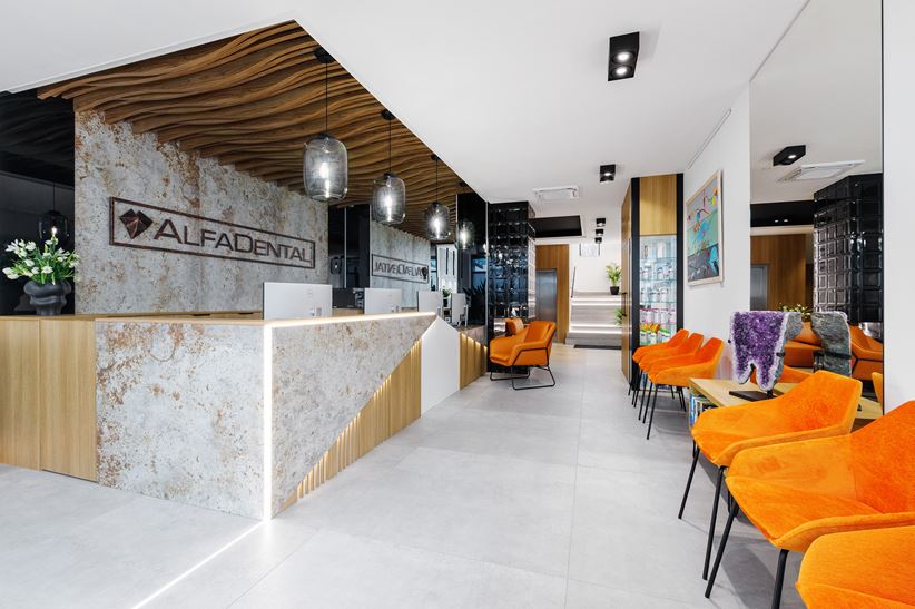 Strefa wejściowa z recepcją i poczekalnią w klinice stomatologicznej