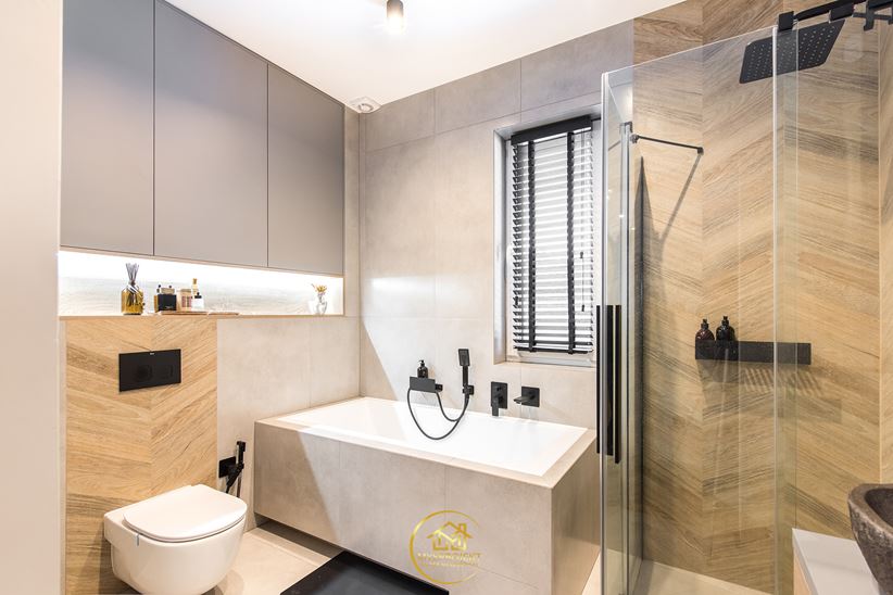 Szarość i drewnopodobna jodełka w nowoczesnej łazience