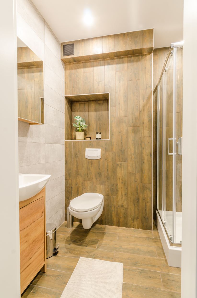 Drewniano-beżowa łazienka w mieszkaniu na wynajem