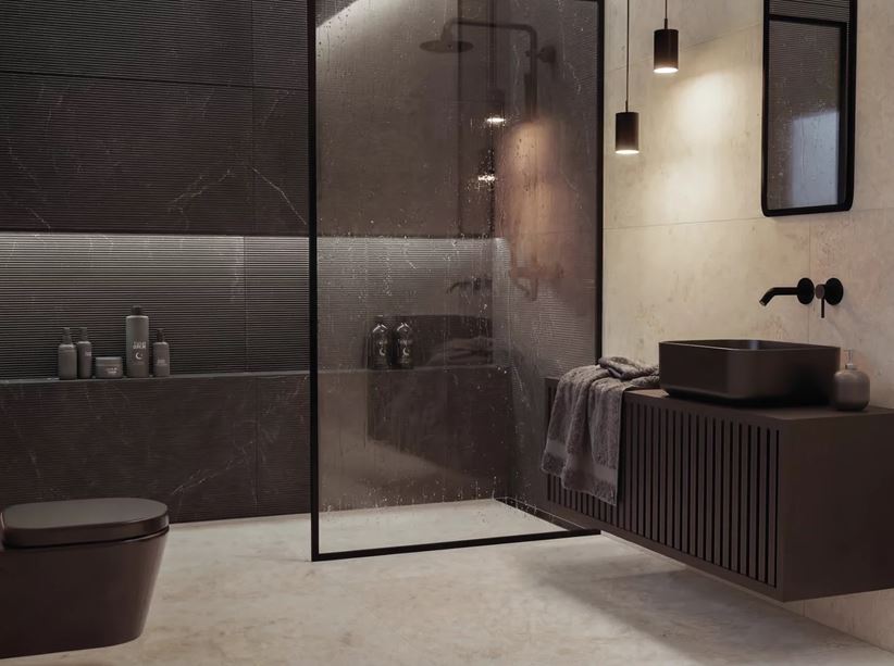 Ciemna łazienka z kabiną walk-in w brązowych dekorach