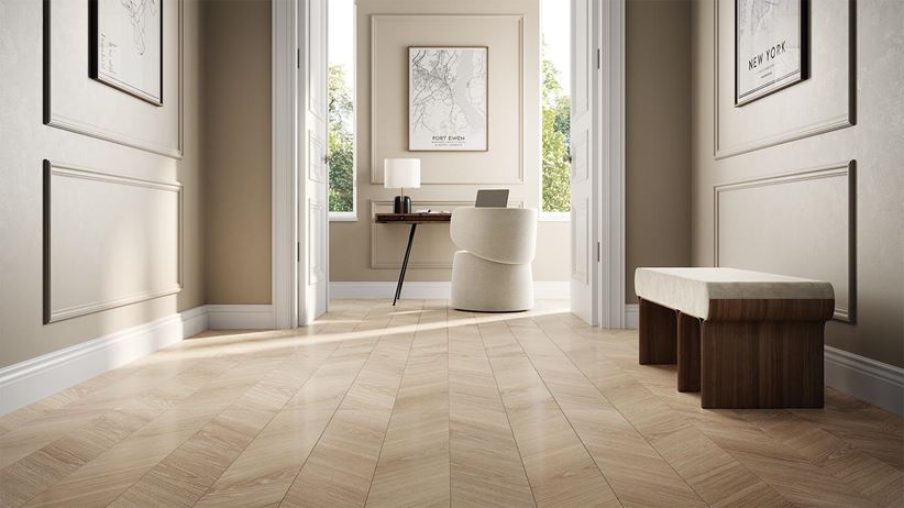 Korytarz w kremowym wykończeniu i podłogą w drewnie