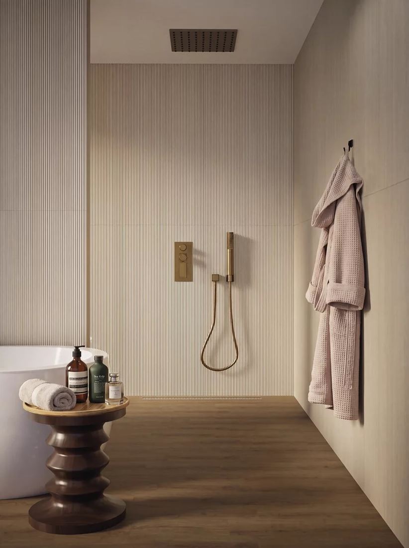 Struktura i drewno w łazience z kabiną walk-in