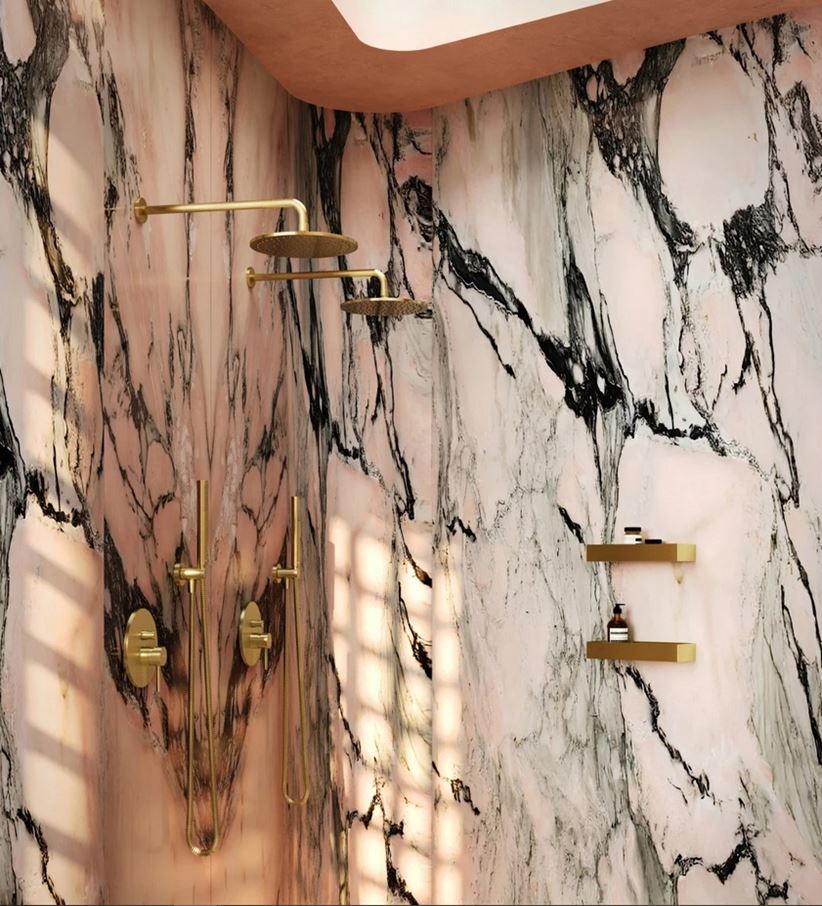Mosiężny system prysznicowy w łazience w marmurze