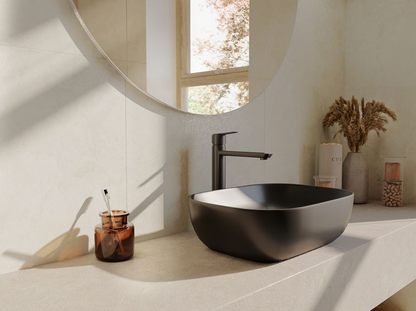 Jasny kamień w kremowym wykończeniu i ciemna umywalka w łazience