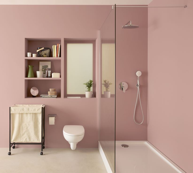 Różowa łazienka z kabiną walk-in i podwieszaną miską WC