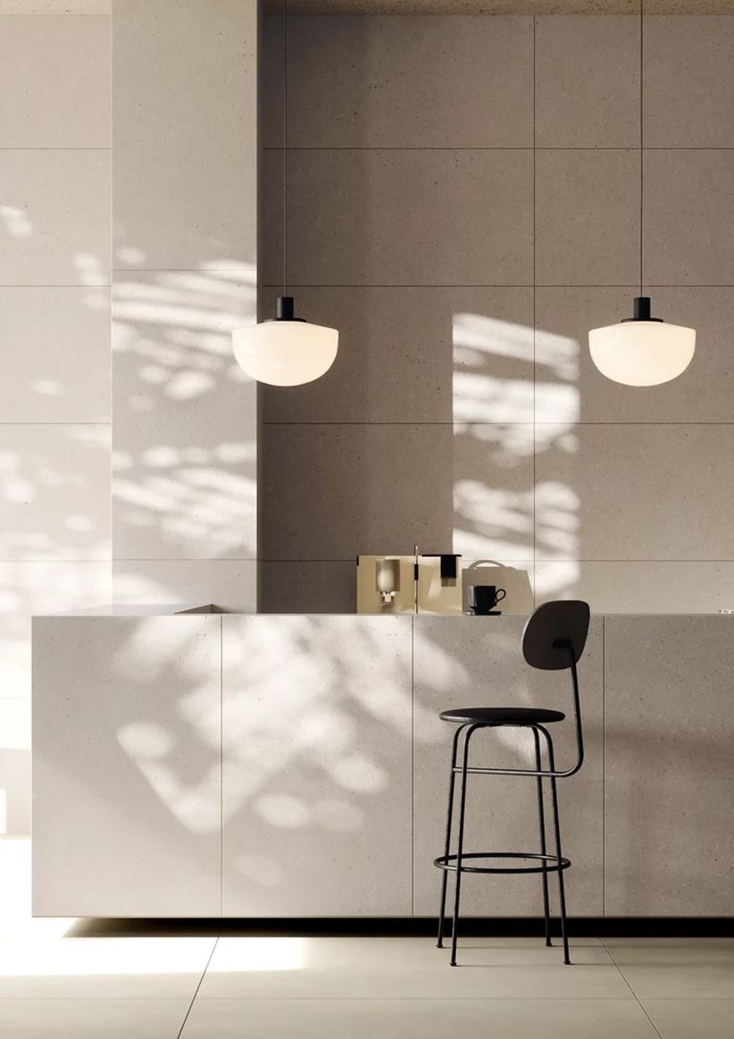 Beżowo-brązowa kawiarnia w minimalistycznym wydaniu